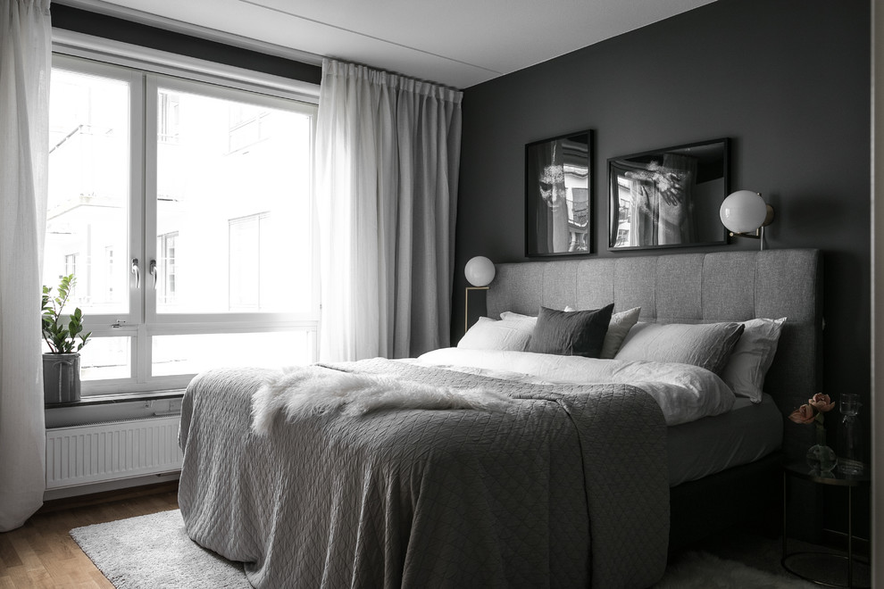 Exempel på ett skandinaviskt sovrum, med svarta väggar