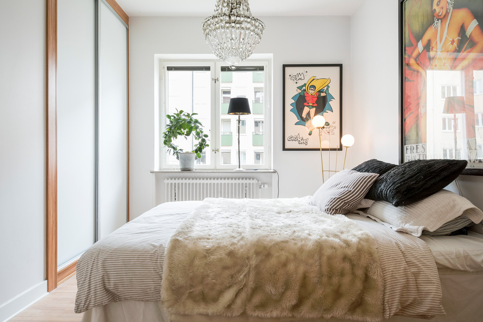 マルメにある中くらいなトラディショナルスタイルのおしゃれな主寝室 (白い壁) のレイアウト