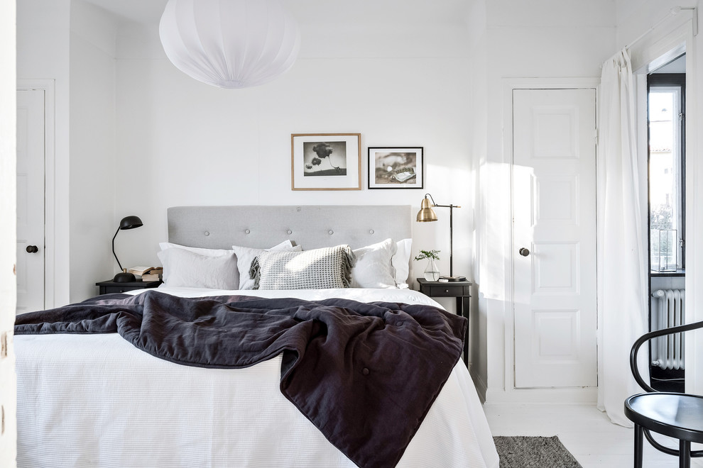 Идея дизайна: маленькая хозяйская спальня в скандинавском стиле с белыми стенами, деревянным полом и белым полом для на участке и в саду