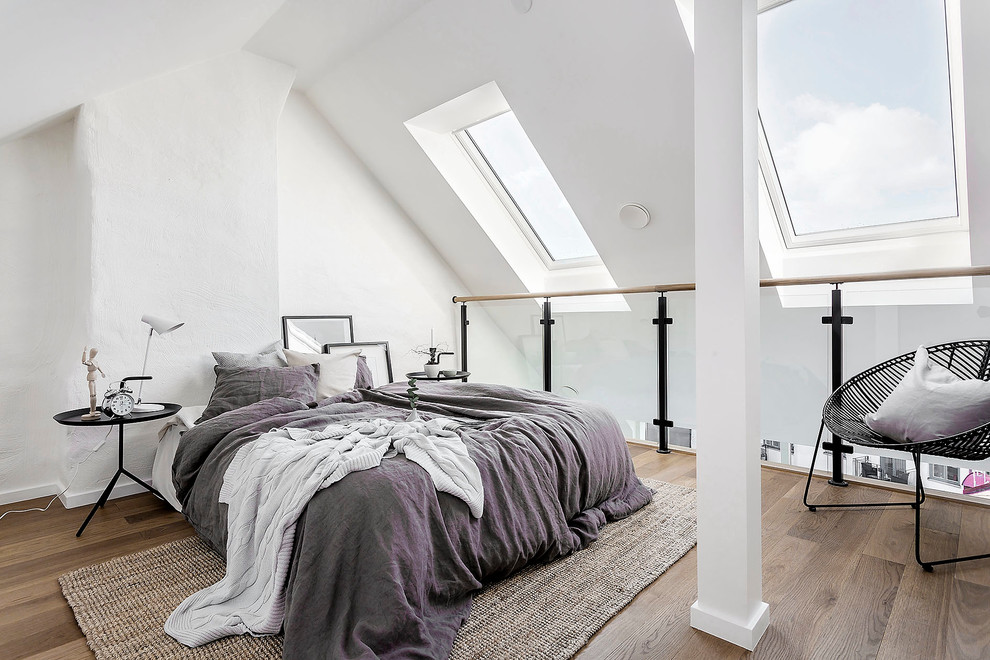 ストックホルムにある中くらいな北欧スタイルのおしゃれなロフト寝室 (白い壁、淡色無垢フローリング) のレイアウト
