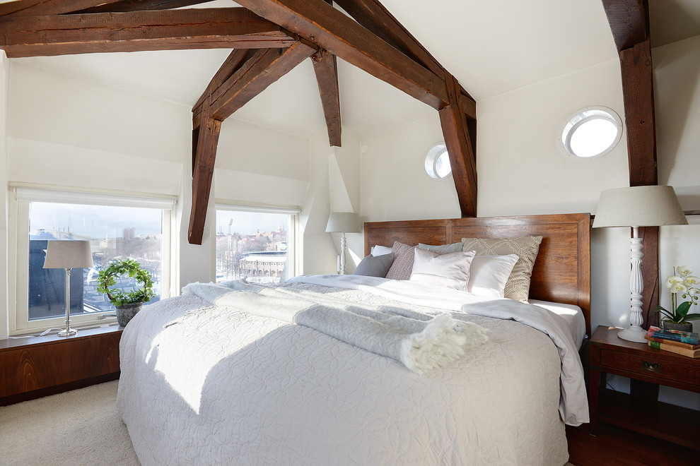 Inspiration för ett vintage sovrum, med beige väggar, heltäckningsmatta och beiget golv