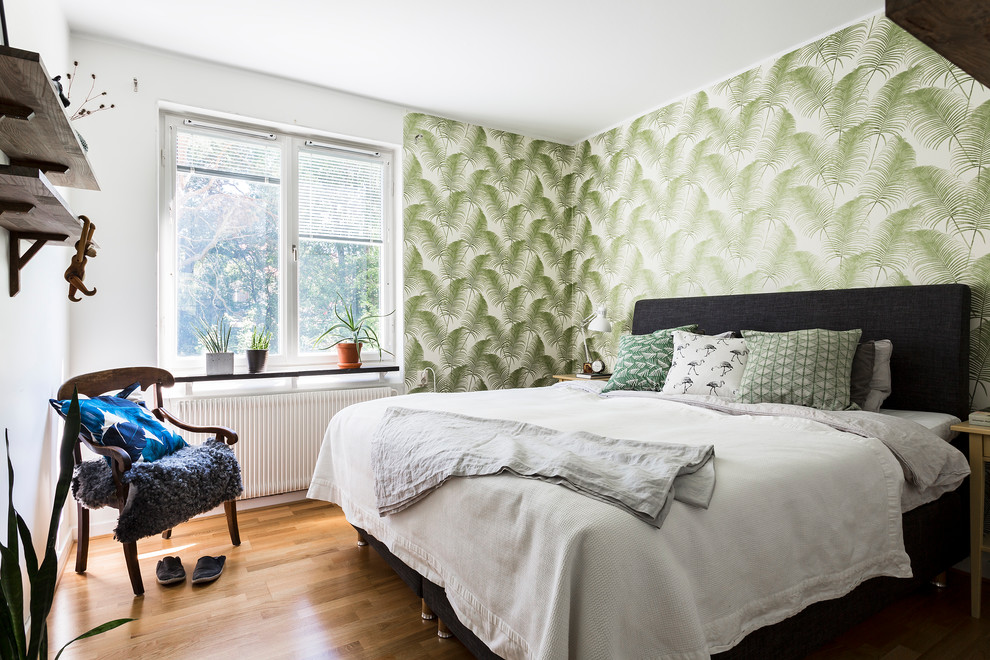 Foto på ett mellanstort 50 tals sovrum, med gröna väggar och mellanmörkt trägolv