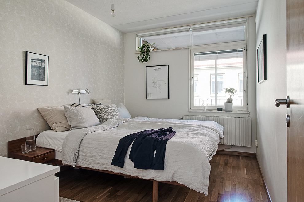 This is an example of a contemporary bedroom in Gothenburg.
