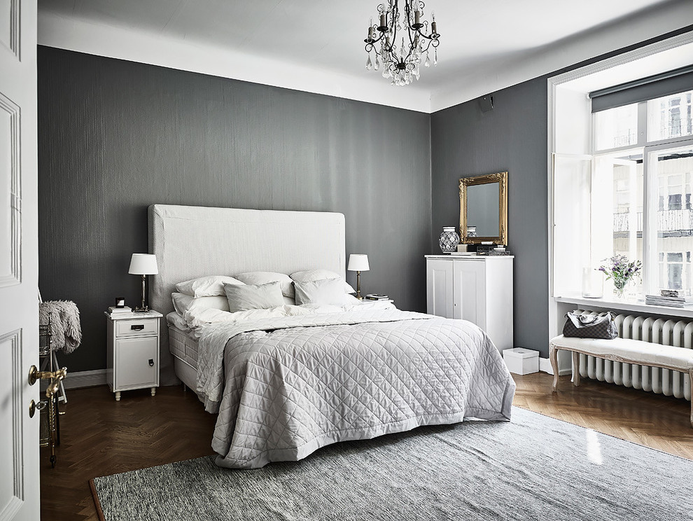 Стильный дизайн: большая хозяйская спальня в скандинавском стиле с черными стенами и паркетным полом среднего тона без камина - последний тренд