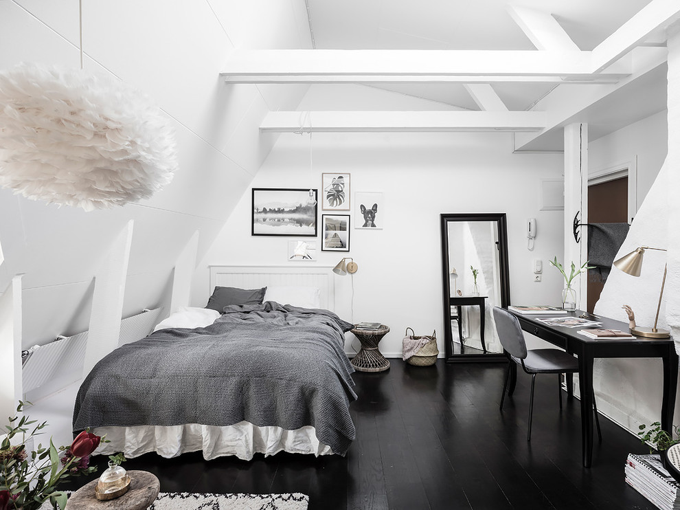 Idéer för ett nordiskt sovrum, med vita väggar, målat trägolv och svart golv