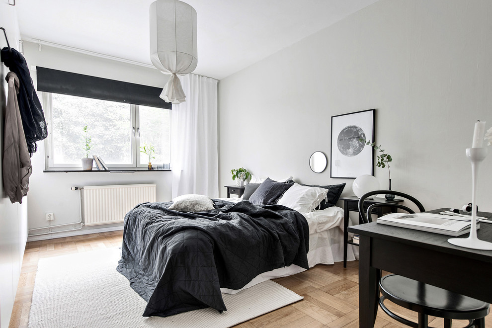 Идея дизайна: спальня в скандинавском стиле с серыми стенами, паркетным полом среднего тона и коричневым полом