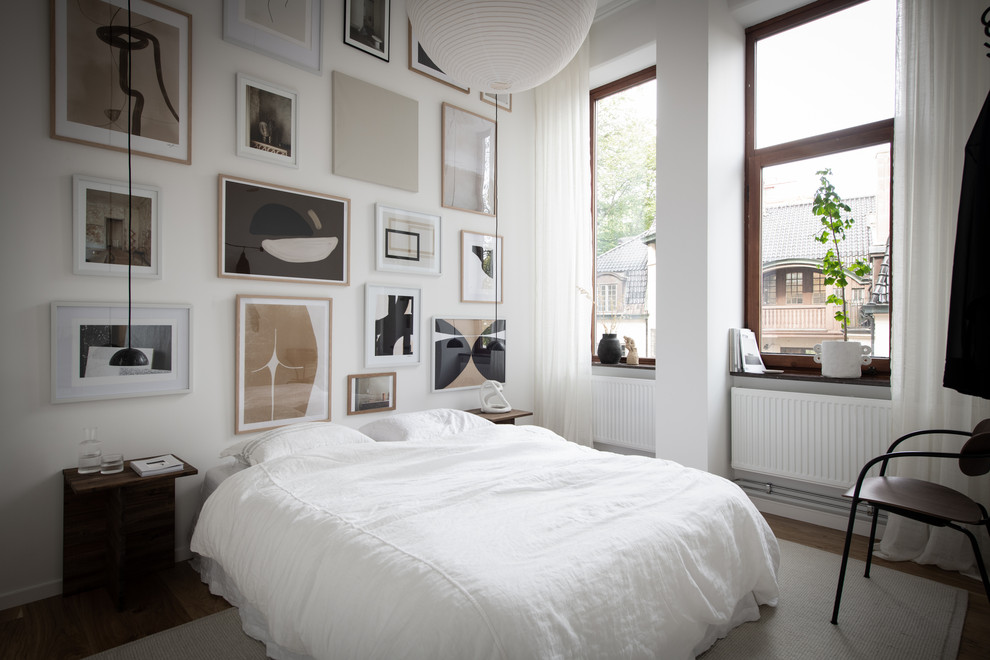 Diseño de dormitorio nórdico sin chimenea con paredes blancas