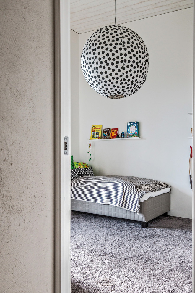 Kleines Modernes Schlafzimmer mit weißer Wandfarbe und Teppichboden in Stockholm