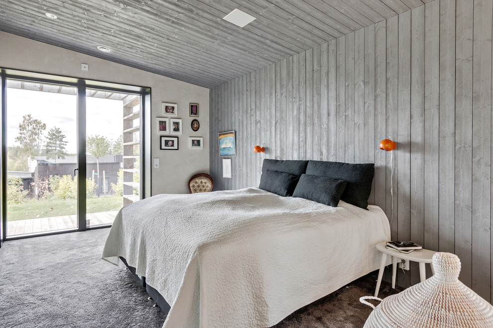 Inspiration för stora minimalistiska huvudsovrum, med grå väggar, heltäckningsmatta och grått golv