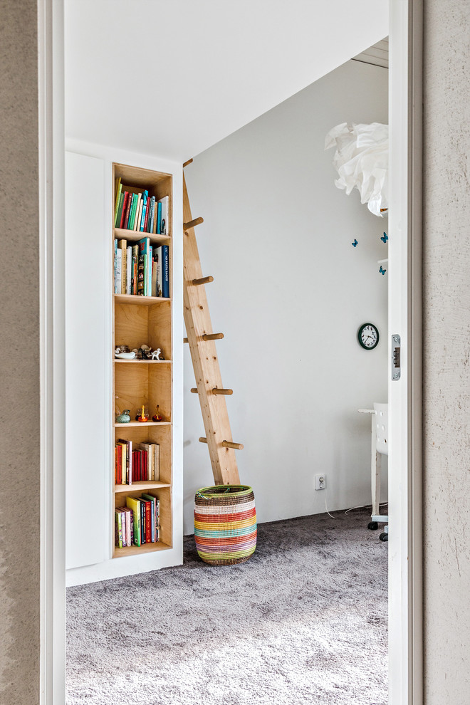 Imagen de dormitorio tipo loft minimalista de tamaño medio con paredes blancas y moqueta