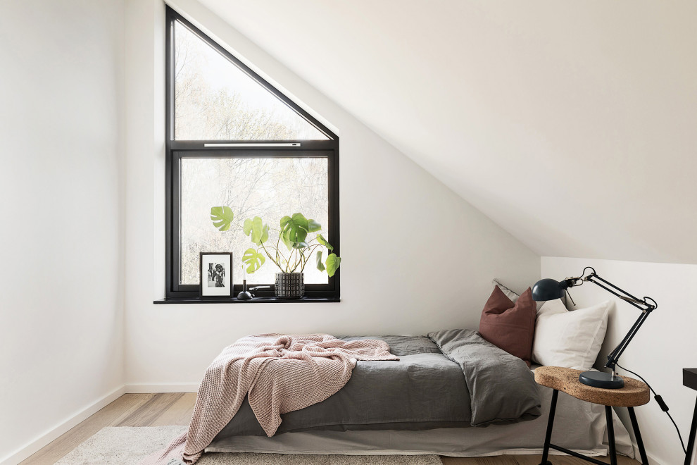 Immagine di una camera da letto scandinava di medie dimensioni con pareti bianche, parquet chiaro e pavimento beige