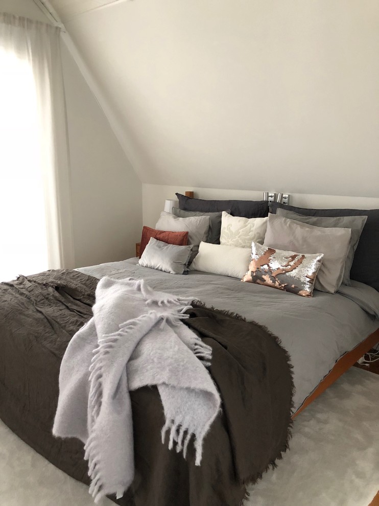 Esempio di una camera da letto design di medie dimensioni con pavimento in legno massello medio