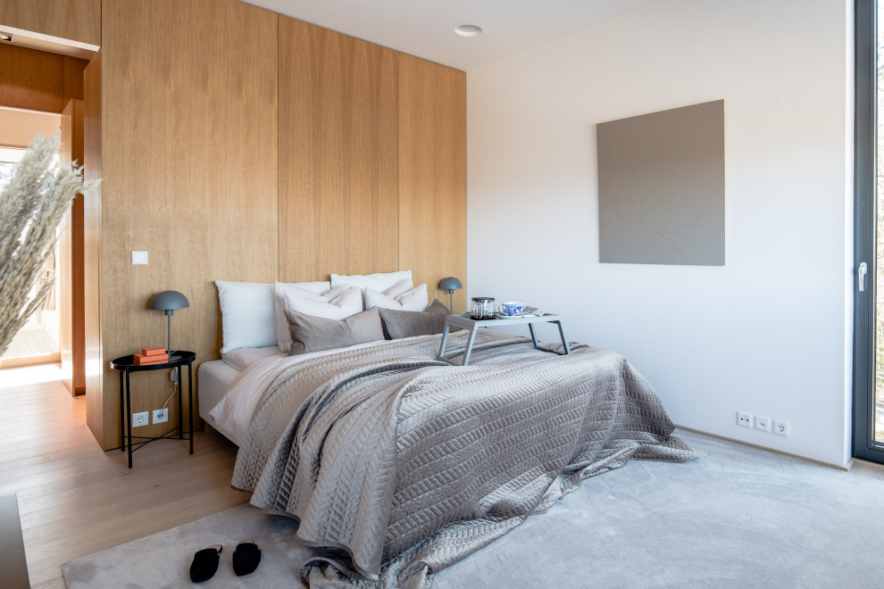Exempel på ett modernt sovrum, med bruna väggar, ljust trägolv och beiget golv