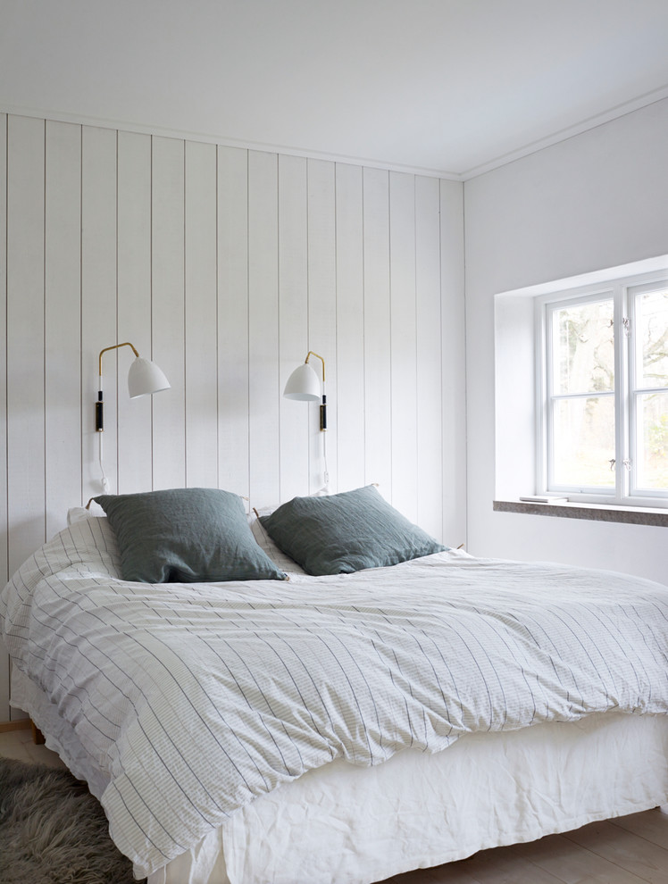 ストックホルムにある小さなトランジショナルスタイルのおしゃれな客用寝室 (白い壁) のレイアウト
