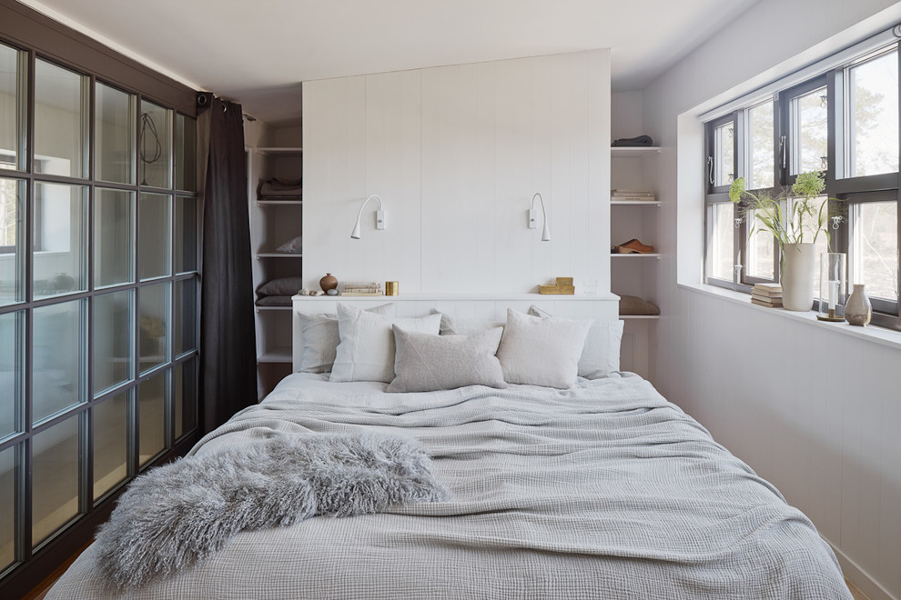 Стильный дизайн: маленькая хозяйская спальня в скандинавском стиле с белыми стенами без камина для на участке и в саду - последний тренд