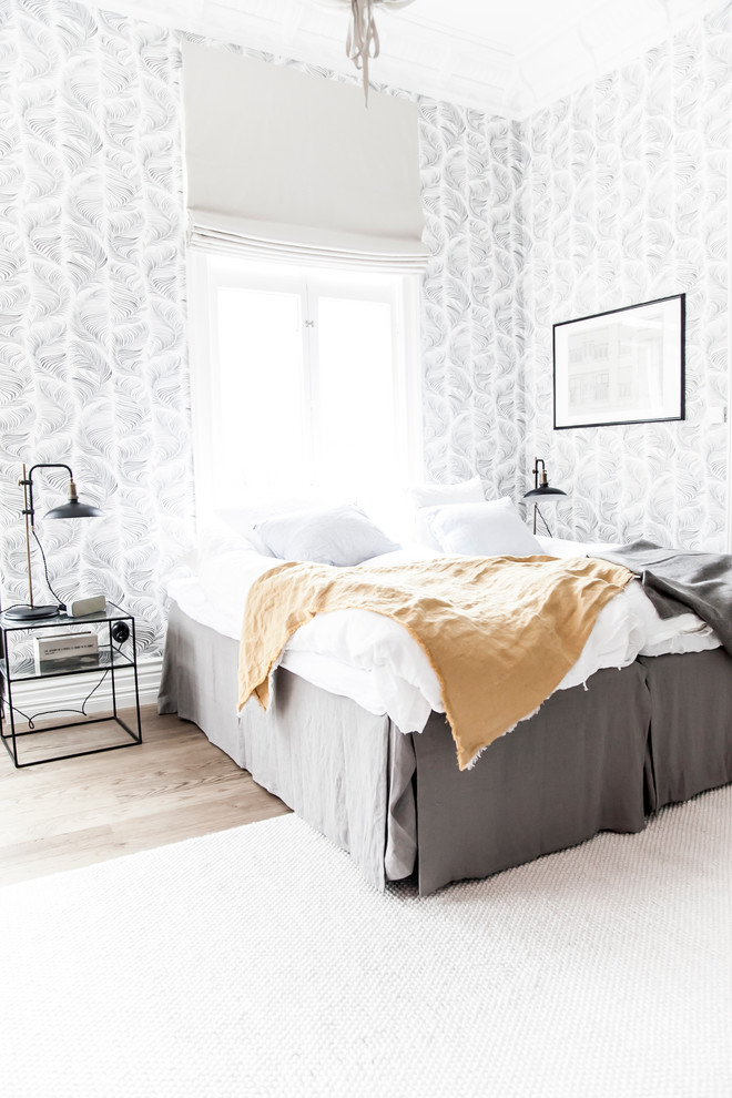 Modelo de dormitorio escandinavo grande con paredes multicolor y suelo de madera clara