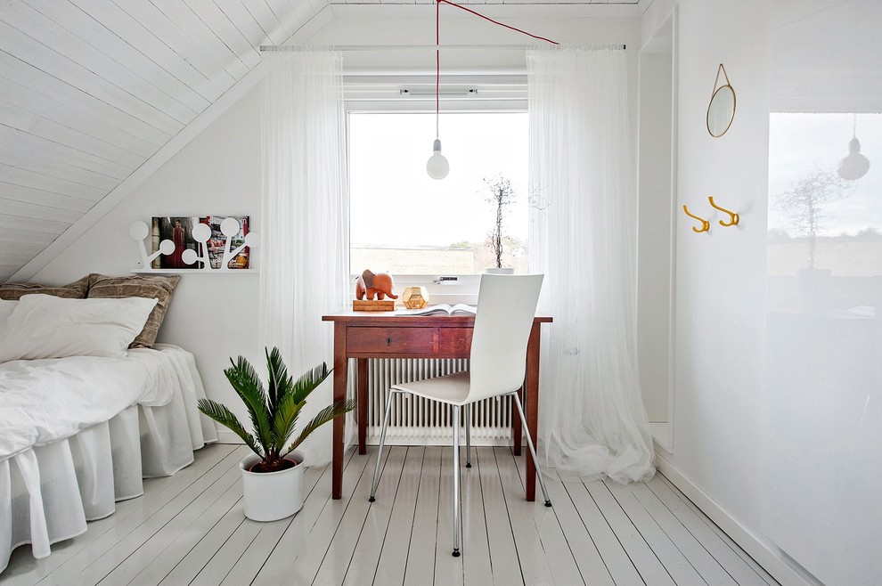Inspiration för ett mellanstort skandinaviskt gästrum, med vita väggar och målat trägolv