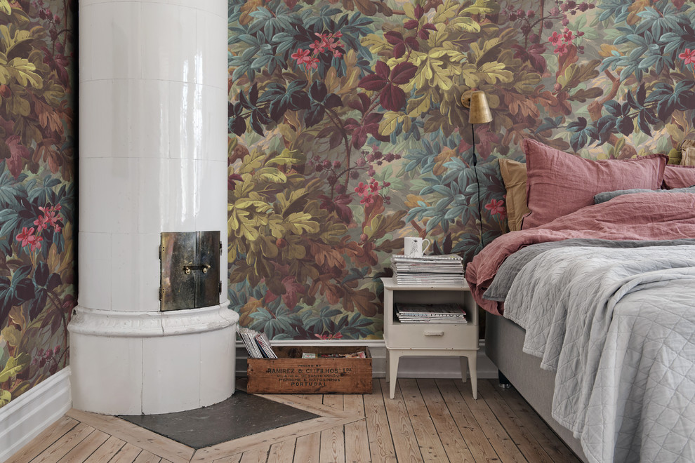 Aménagement d'une chambre victorienne avec un mur multicolore.