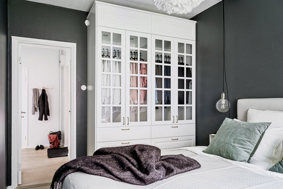 Inspiration för ett skandinaviskt sovrum, med grå väggar
