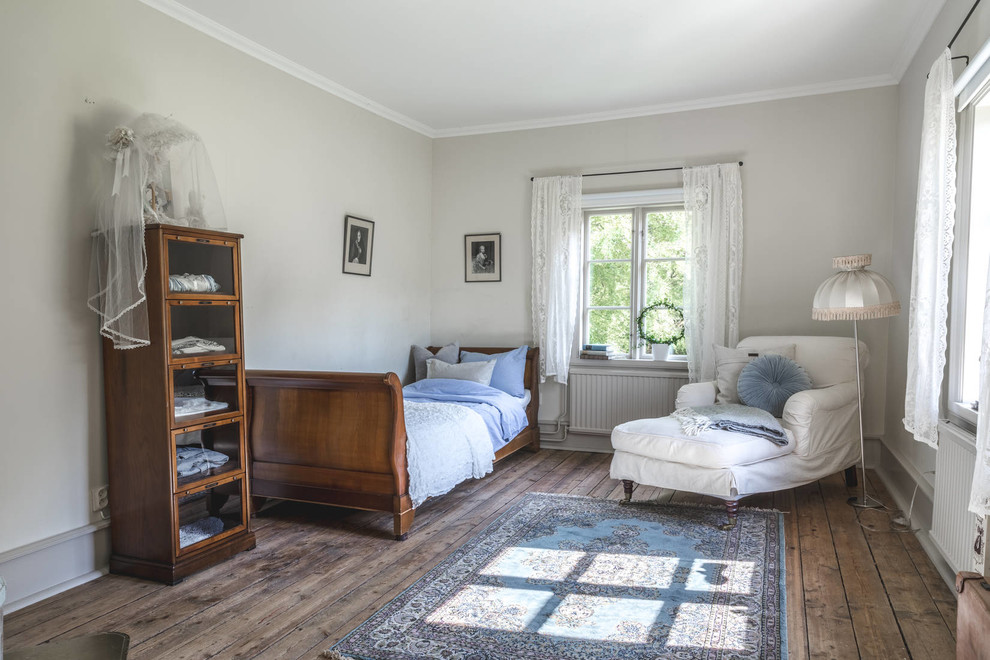 Idéer för ett shabby chic-inspirerat sovrum, med grå väggar, mörkt trägolv och brunt golv
