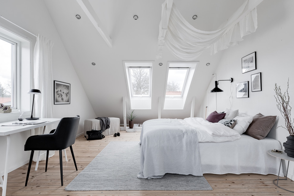 Imagen de dormitorio nórdico con suelo de madera en tonos medios