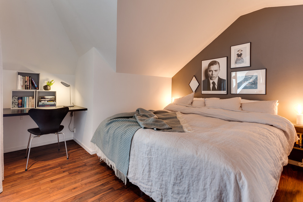 Идея дизайна: хозяйская спальня среднего размера в скандинавском стиле с бежевыми стенами и темным паркетным полом без камина