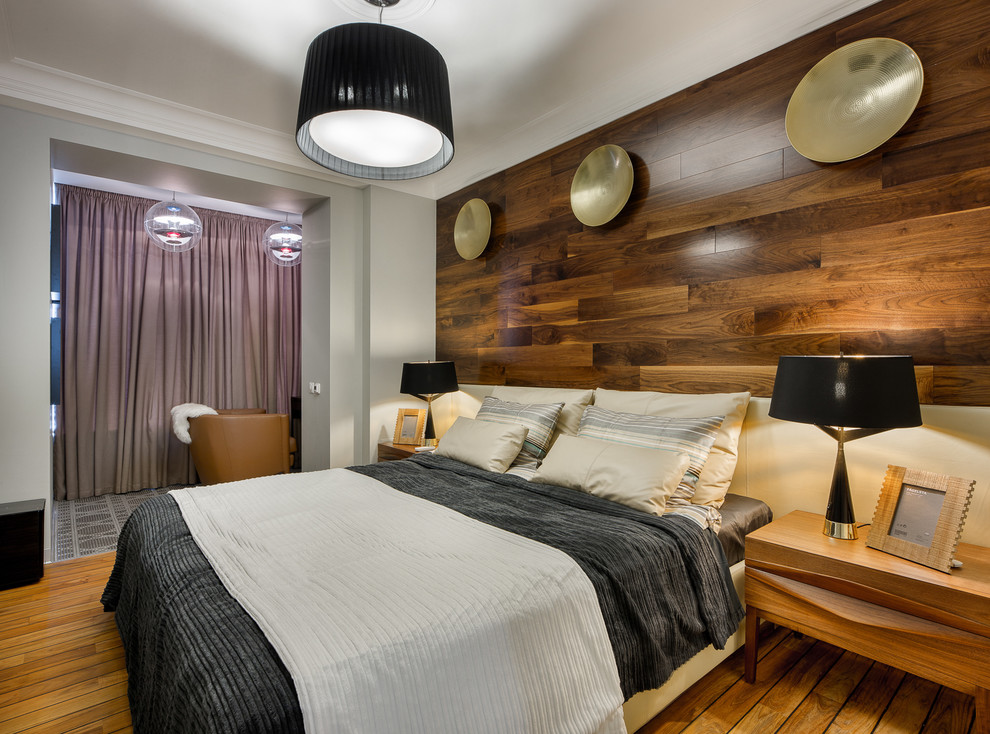 Diseño de dormitorio principal actual con paredes multicolor y suelo de madera en tonos medios