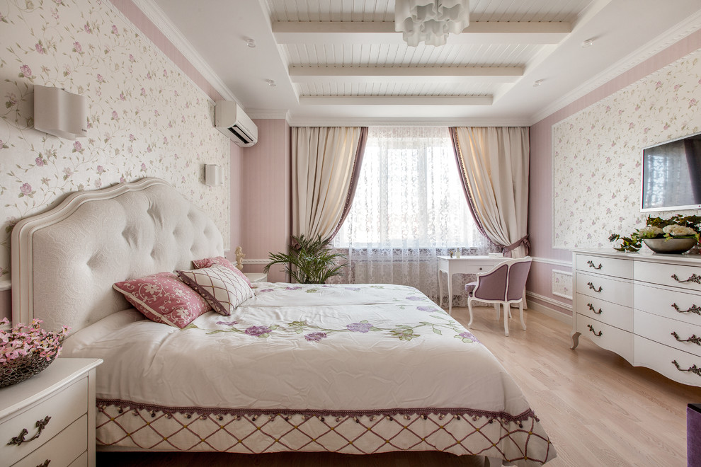 Imagen de dormitorio principal romántico con paredes rosas y suelo de madera clara