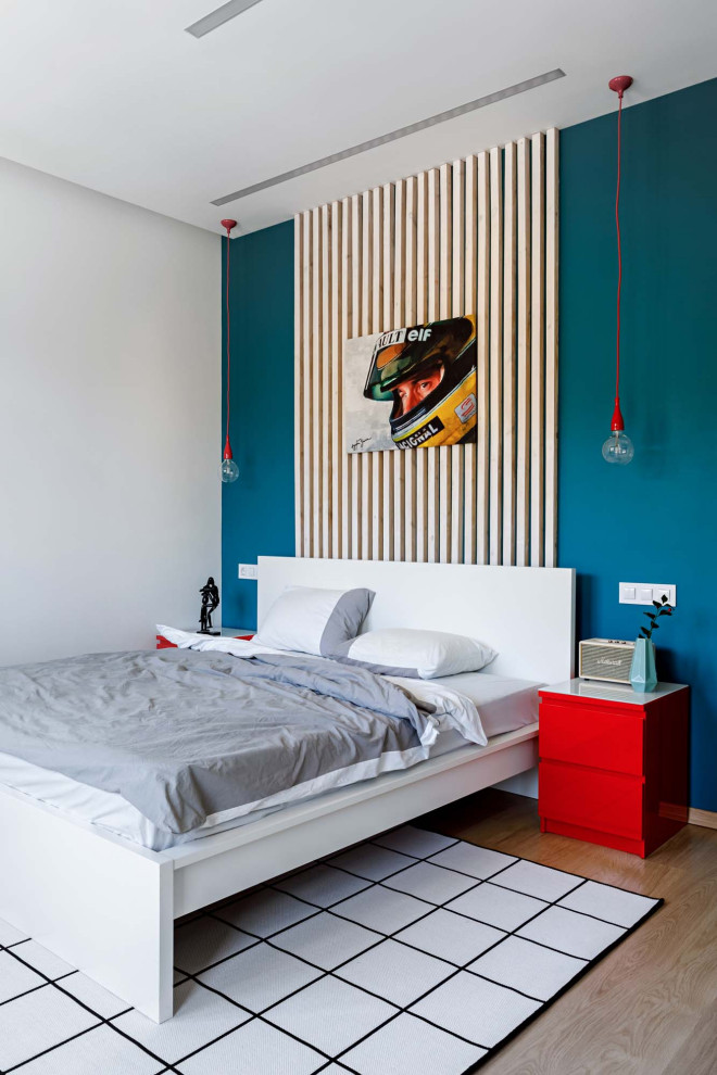 Idées déco pour une chambre parentale contemporaine avec un mur bleu et un sol marron.