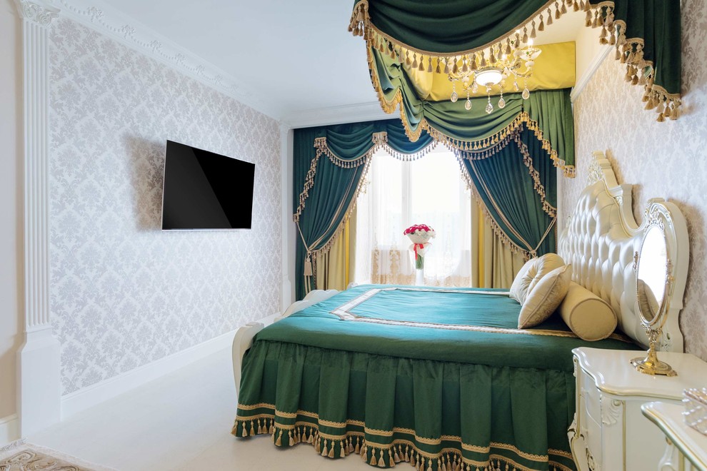 Идея дизайна: огромная хозяйская спальня в классическом стиле с пробковым полом и бежевым полом
