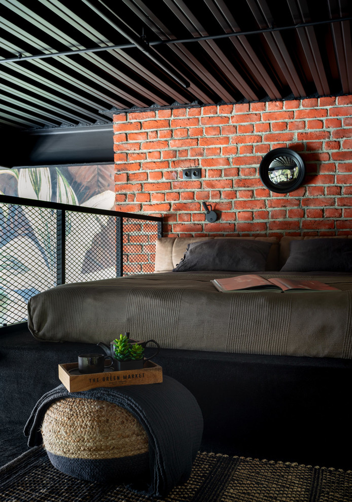 Идея дизайна: маленькая спальня на антресоли в стиле лофт с ковровым покрытием, черным полом и красными стенами для на участке и в саду