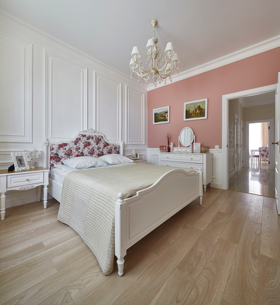 Идея дизайна: хозяйская спальня в светлых тонах в классическом стиле с розовыми стенами и светлым паркетным полом