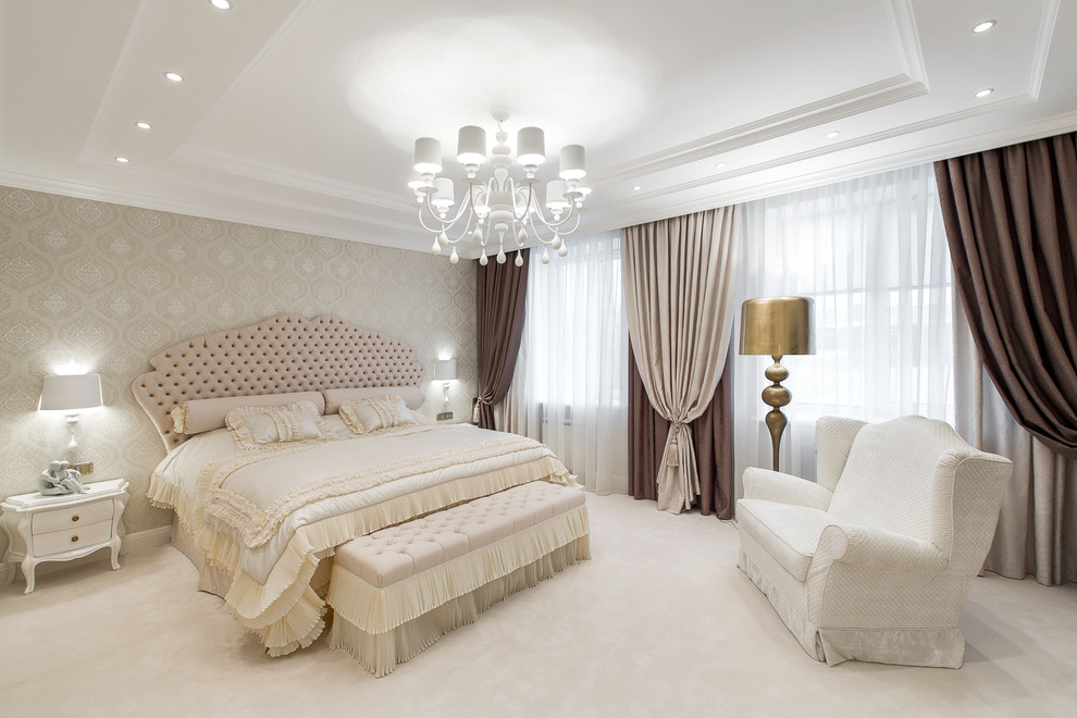 Источник вдохновения для домашнего уюта: большая хозяйская спальня в классическом стиле с бежевыми стенами и ковровым покрытием