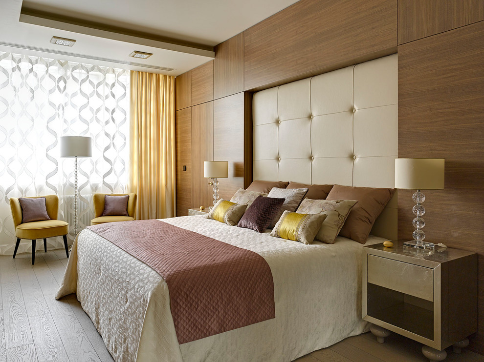 На фото: большая хозяйская спальня в современном стиле с коричневыми стенами, паркетным полом среднего тона и коричневым полом