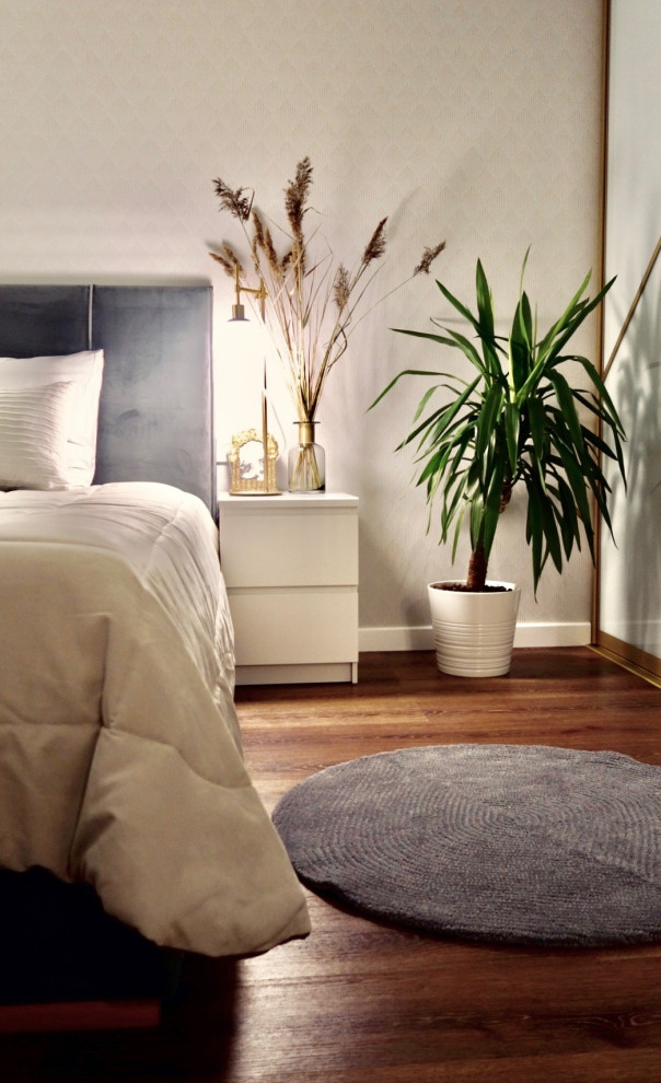 Ejemplo de dormitorio principal escandinavo pequeño