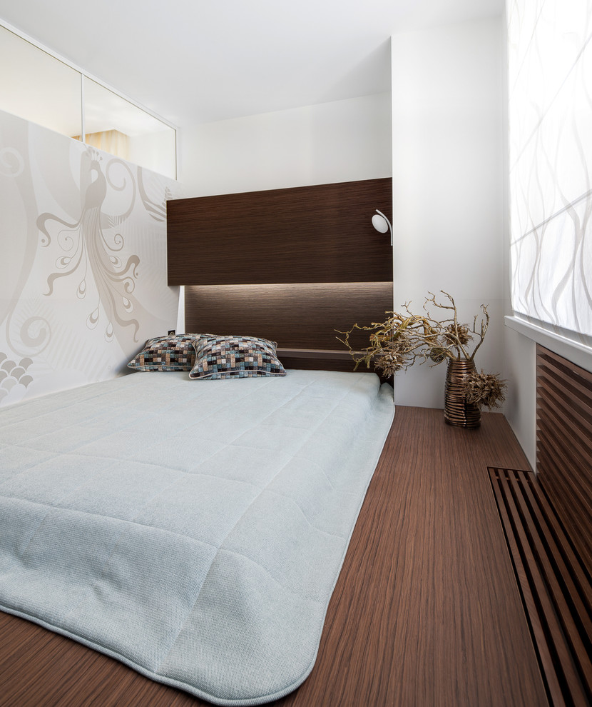 Стильный дизайн: хозяйская спальня в современном стиле с белыми стенами и матрасом на полу - последний тренд