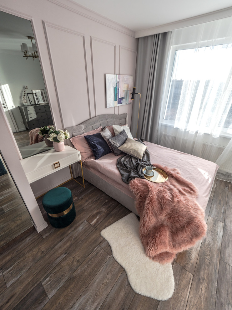サンクトペテルブルクにある小さなトランジショナルスタイルのおしゃれな主寝室 (ピンクの壁、ラミネートの床、茶色い床)