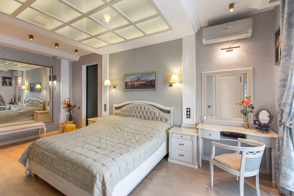 他の地域にある広いトラディショナルスタイルのおしゃれな寝室 (グレーの壁、淡色無垢フローリング) のインテリア
