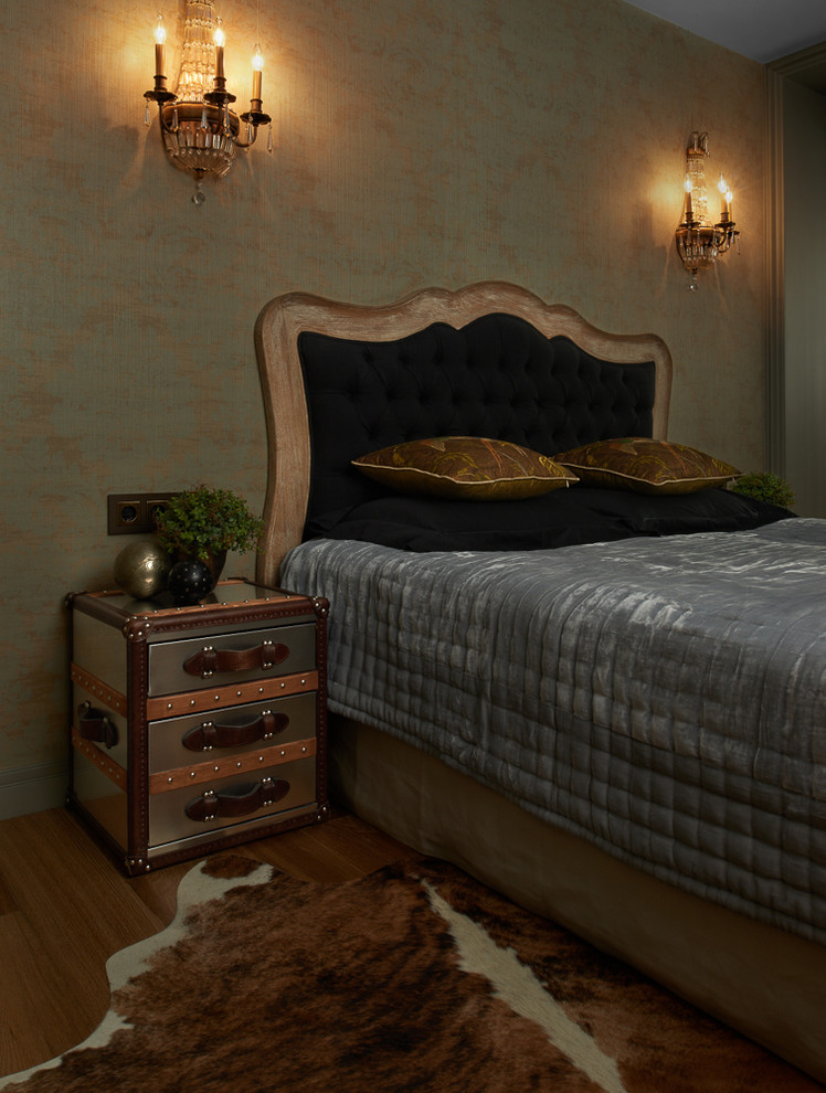 Источник вдохновения для домашнего уюта: хозяйская спальня среднего размера в стиле шебби-шик с серыми стенами и паркетным полом среднего тона