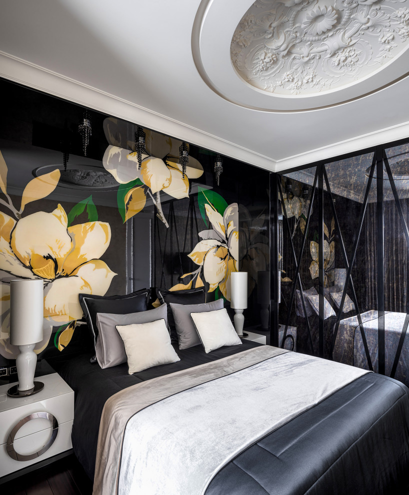 Idee per una camera matrimoniale tradizionale di medie dimensioni con pareti nere, parquet scuro e pavimento marrone
