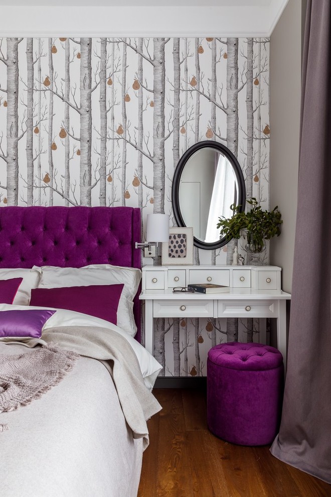 Modernes Hauptschlafzimmer mit grauer Wandfarbe und braunem Boden in Sonstige