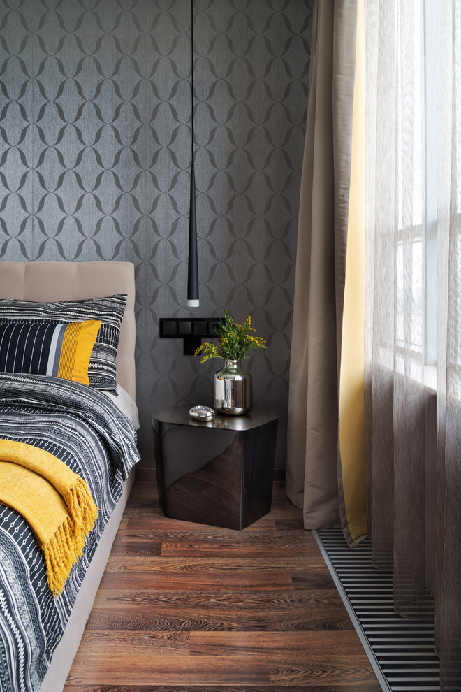Modernes Hauptschlafzimmer mit grauer Wandfarbe, braunem Holzboden und braunem Boden in Moskau