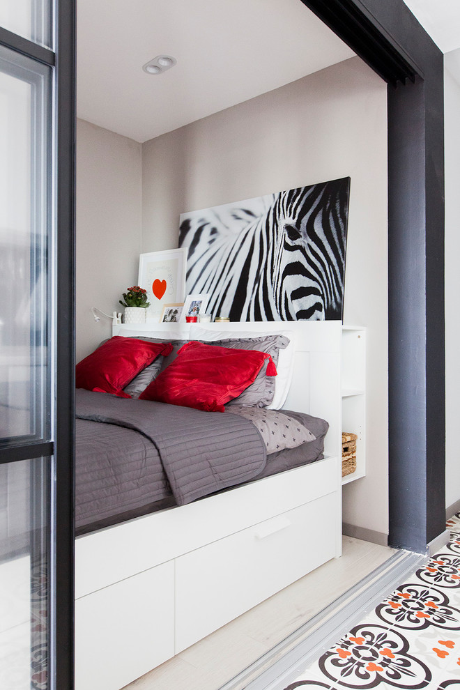 Kleines Skandinavisches Hauptschlafzimmer mit grauer Wandfarbe, braunem Holzboden und beigem Boden in Moskau