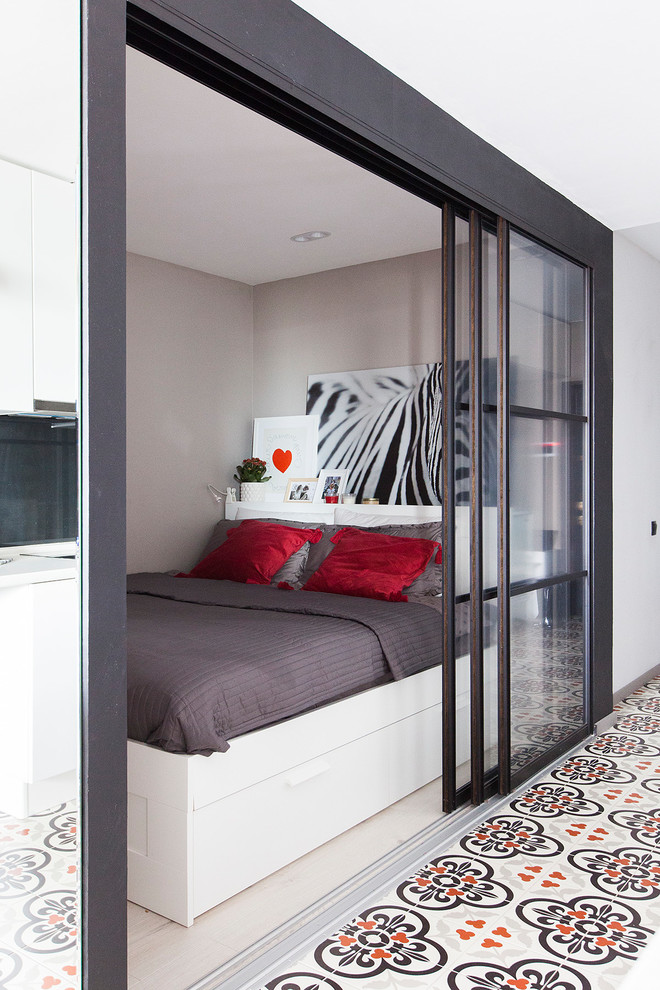 Kleines Modernes Hauptschlafzimmer mit grauer Wandfarbe, braunem Holzboden und beigem Boden in Moskau