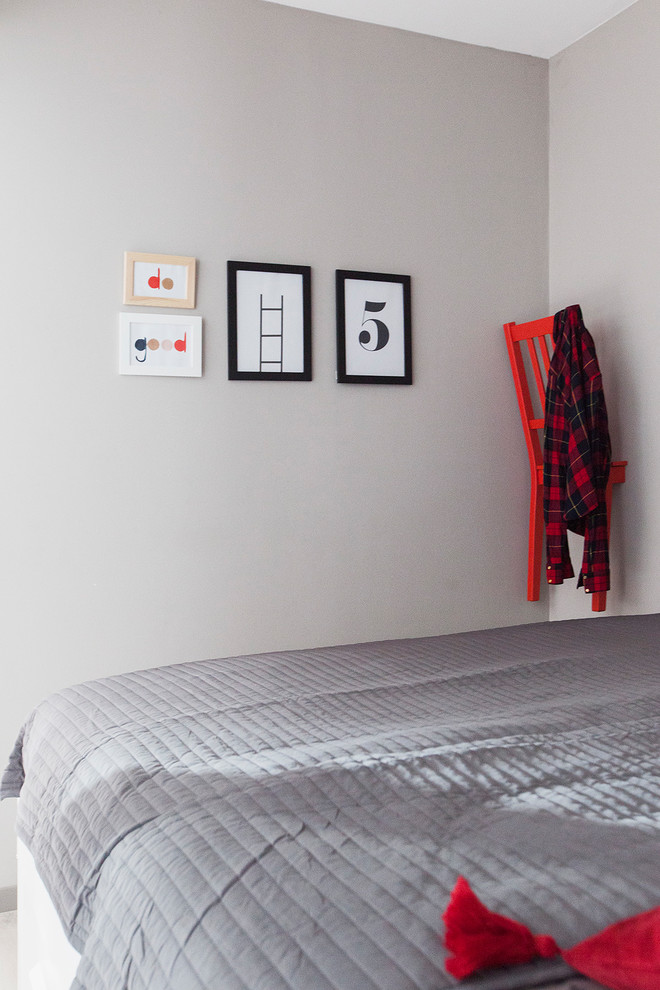 Foto di una piccola camera da letto stile loft contemporanea con pareti grigie, pavimento in legno massello medio e pavimento grigio