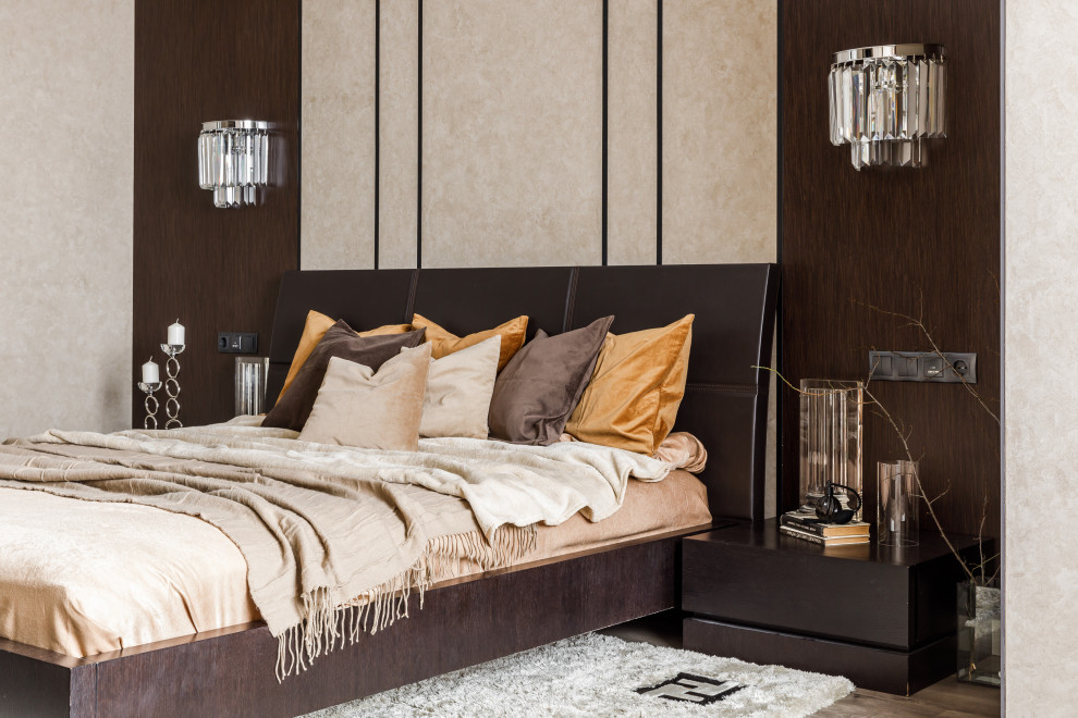 Großes Modernes Hauptschlafzimmer mit beiger Wandfarbe, braunem Holzboden, weißem Boden, eingelassener Decke und Tapetenwänden in Sonstige