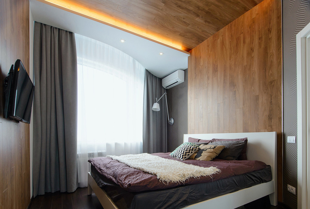 Idee per una piccola camera matrimoniale design con pareti bianche, pavimento in laminato e pavimento marrone