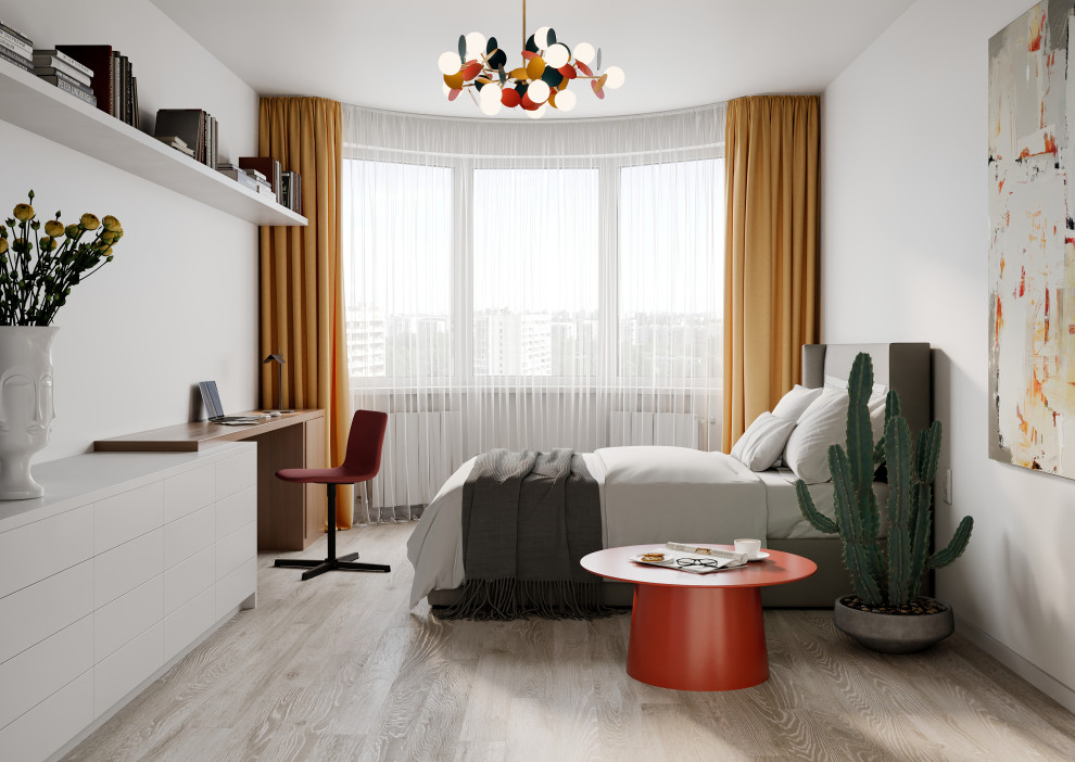 Kleines Modernes Hauptschlafzimmer mit weißer Wandfarbe, hellem Holzboden und weißem Boden in Moskau