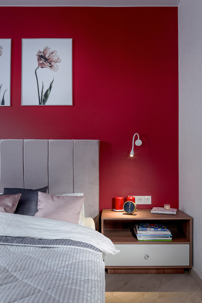 Foto de dormitorio principal contemporáneo de tamaño medio con paredes rojas, suelo laminado y suelo beige