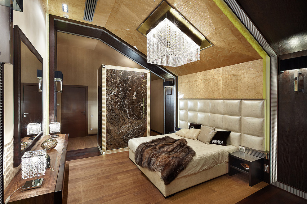 Источник вдохновения для домашнего уюта: хозяйская спальня в стиле фьюжн с коричневыми стенами и паркетным полом среднего тона